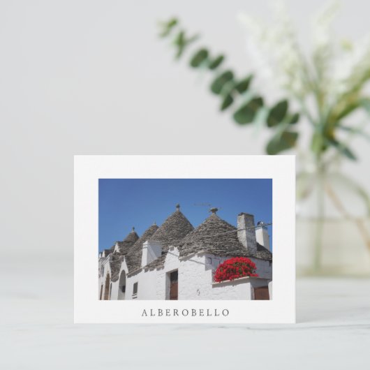Geraniumbloemen en driehoekshuizen in Alberobello Briefkaart (Staand voorkant)