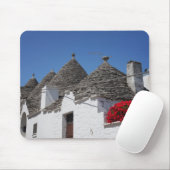 Geraniumbloemen en driehoekshuizen in Alberobello Muismat (Met muis)