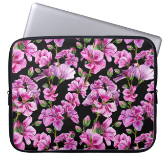 Geraniumtakken, waterverf roze knoppen. laptop sleeve