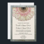 Gerbera Daisy & Barnwood Wedding Invitation Kaart<br><div class="desc">Een huwelijksuitnodiging met een afbeelding van een roze en gebroken witte gerbera maisy bovenaan.  De grens aan alle kanten is barnwood.  Rug is barnwood.  Pas de tekst aan met details van uw gelegenheid.</div>