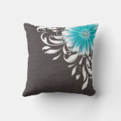 Gerbera Daisy Scroll Burlap 1 blauwgroen houtskool Kussen (Achterkant)