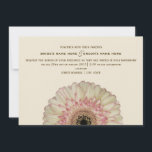 Gerbera Daisy Wedding Invitation Kaart<br><div class="desc">Een trouwuitnodiging met een afbeelding van een gebroken witte en roze gerbera-maaltijd onderaan boven een gebroken witte achtergrond.  Pas de bruine tekst aan met details van uw gelegenheid.  Woorden zijn van bruid en brutaal "samen met hun ouders".</div>