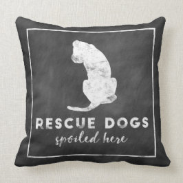 Geredde honden verwend hier vintage schoolbord kussen