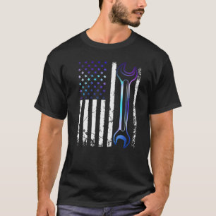 Gereedschappen voor automatische reparateurs met w t-shirt