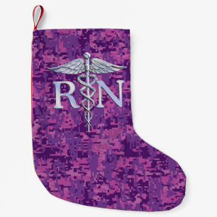 Geregistreerd Nurse RN Caduceus op Roze Camouflage Kleine Kerstsok