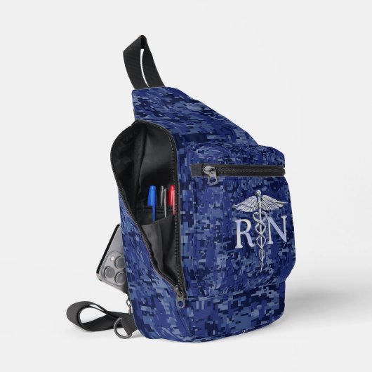 Geregistreerd zure RN Caduceus op Navy Blue Camo Sling Bag (Open)