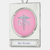 Geregistreerd zurg RN Caduceus op pastroze Verzilverd Banner Ornament (Links)
