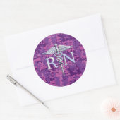 Geregistreerd zuster RN Silver Caduceus op Roze Ca Ronde Sticker (Envelop)