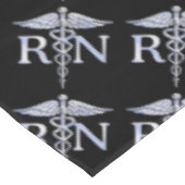 Geregistreerde zuster RN Caduceus-slangen op zwart Tafelkleed (Gekanteld)