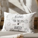 Gereserveerd voor de Hond - Paw Prints - Hondenlie Accent Kussen<br><div class="desc">Gereserveerd voor de Hond! Coördineert met onze 'My Side Dog's Side' Bedroom Decor Collectie - Show die het huis en de slaapkamer regeert met dit super schattige hondenkussen en beddengoed collectie . Waterverf grijze paw print en botten ontwerp een zeer subtiele achtergrond die coördineert met elk decor. Perfect voor elke...</div>