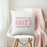 Gereserveerd voor Tante's Cuddles Only | Schattige Kussen<br><div class="desc">Creëer een gezellige hoek alleen voor je favoriete tante! Dit schattige "Reserved for Tante's Cuddles Only"-kussen is het perfecte cadeau voor een nieuwe of doorgewinterde tante die graag knuffelt. Met zachte pasteltypografie en modern minimalistisch design voegt het een warme, persoonlijke touch toe aan elke woonkamer, kinderkamer of leeshoek. Maakt een...</div>