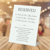 Gereserveerde stoel met namen ter nagedachtenis aa reclamebord met voetstuk