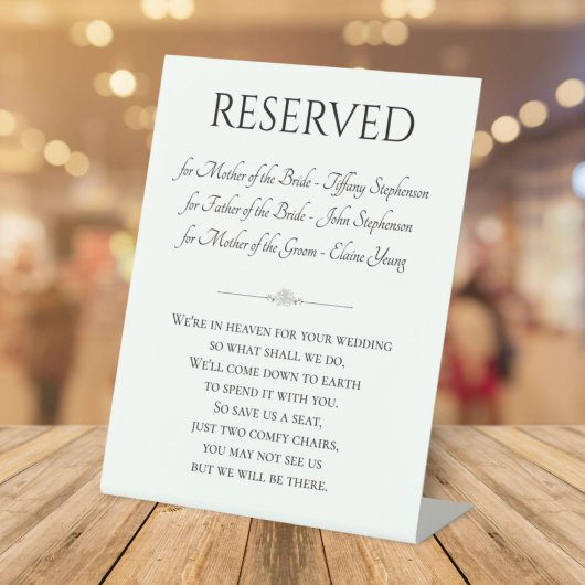 Gereserveerde stoel met namen ter nagedachtenis aa reclamebord met voetstuk