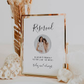 Gereserveerde zitplaatsen in liefdevol geheugentek reclamebord met voetstuk