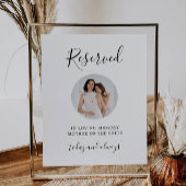 Gereserveerde zitplaatsen in liefdevol geheugentek reclamebord met voetstuk