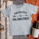 Gericht op Big Brother Matching Sibling<br><div class="desc">Aangepast afgedrukt apparaat op maat gemaakt met de afbeelding "Promoted to Big Brother" in trendy moderne lettertypen met een booho arrow design. Perfect voor een zwangerschapsaankondiging foto of een cadeau voor oudere broers en zussen als er een nieuwe baby aankomt! Gebruik de ontwerphulpmiddelen om de kleuren uit te geven of...</div>