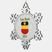 German Angel Flag Red Hair Tin Sneeuwvlok Ornament (Rechts)