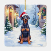 German Pinscher Snowy Courtyard Santa Hat Keramisch Ornament (Achterkant)