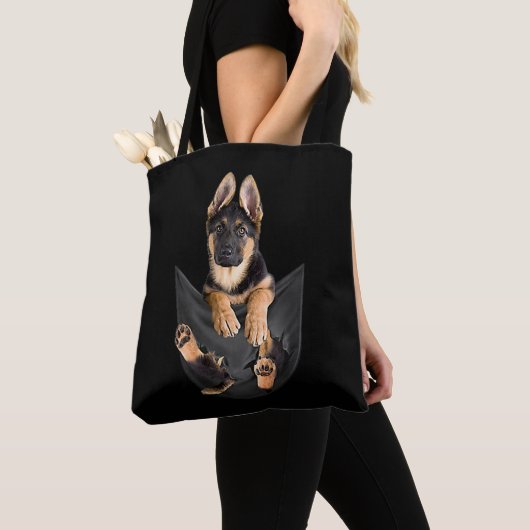 German Shepherd in Pocket T-Shirt Funny Dog Lover Tote Bag (Dichtbij)