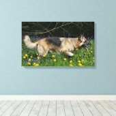 German Shepherd in Yellow Flowers Canvas Afdruk (Insitu (Houten vloer))