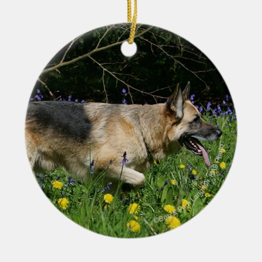 German Shepherd in Yellow Flowers Keramisch Ornament (Voorkant)