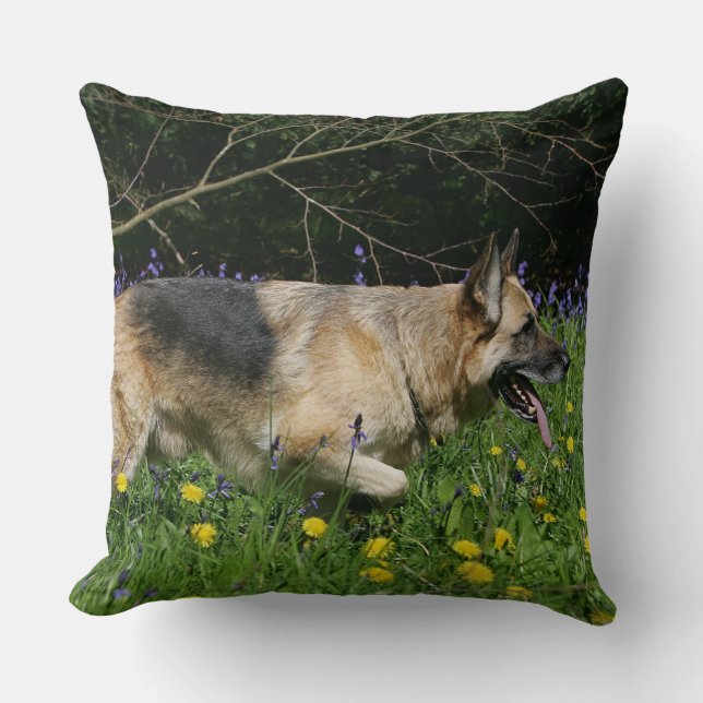 German Shepherd in Yellow Flowers Kussen (Voorkant)