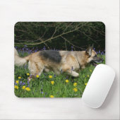 German Shepherd in Yellow Flowers Muismat (Met muis)