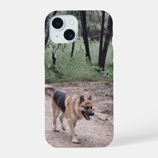 German Shepherd on a Forest Trail iPhone 15 Case (Achterkant)