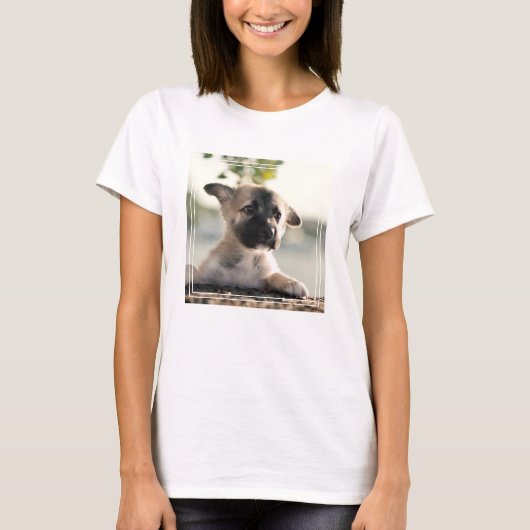 German Shepherd Puppy over Ledge T-shirt (Voorkant)