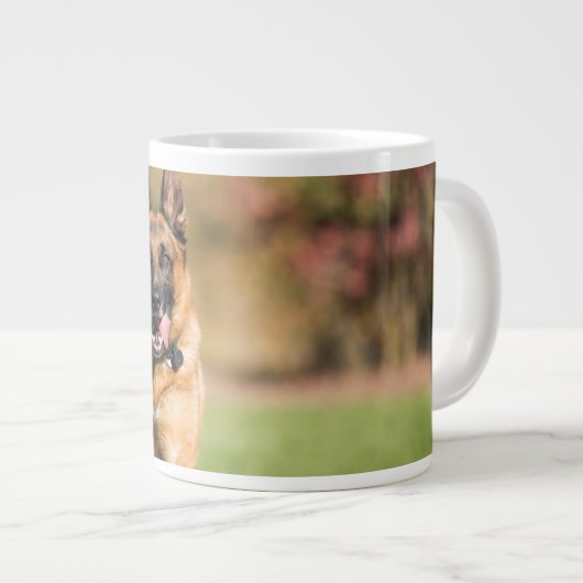 German Shepherd Running Grote Koffiekop (Voorkant rechts)