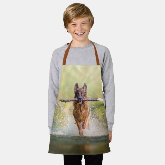 German Shepherd Running with Stick Schort (Gedragen)