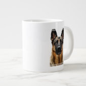 German Shepherd Sitting up Grote Koffiekop (Voorkant rechts)