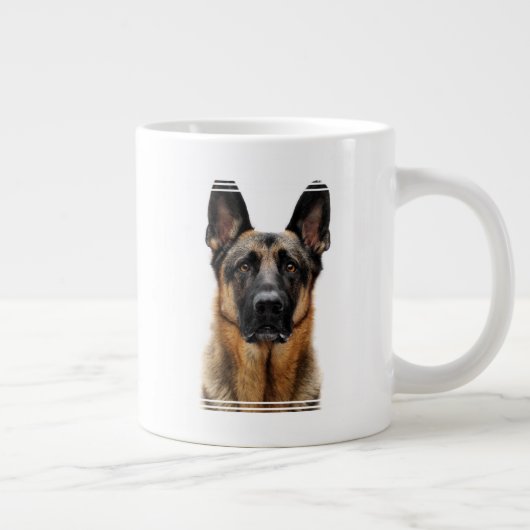 German Shepherd Sitting up Grote Koffiekop (Rechts)