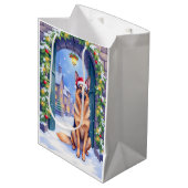 German Shepherd Snowy Town Gate Santa Christmas Medium Cadeauzakje (Voorkant Gekanteld)