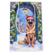 German Shepherd Snowy Town Gate Santa Christmas Medium Cadeauzakje (Voorkant)