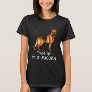 German Shepherd vertrouwt me op een unicorn Dog T-shirt
