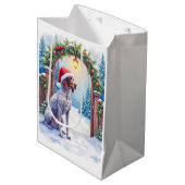 German Shorthaired Pointer Snowy Gate Santa Hat Medium Cadeauzakje (Voorkant Gekanteld)