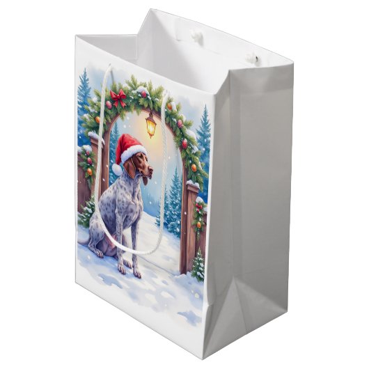 German Shorthaired Pointer Snowy Gate Santa Hat Medium Cadeauzakje (Voorkant Gekanteld)
