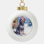 German Wirehaired Pointer Snowy Lodge Santa Hat Keramische Bal Ornament (Voorkant)