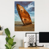 Geroest wrak gestrand op een strand poster (Thuiskantoor)