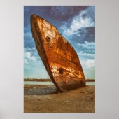 Geroest wrak gestrand op een strand poster (Voorkant)