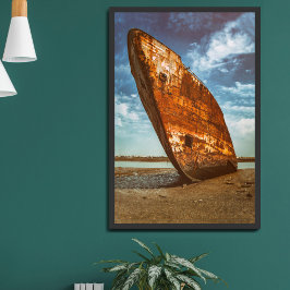 Geroest wrak gestrand op een strand poster