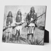 Geronimo en drie van zijn Apache-strijders, 1886 ( Fotoplaat (Zijkant)