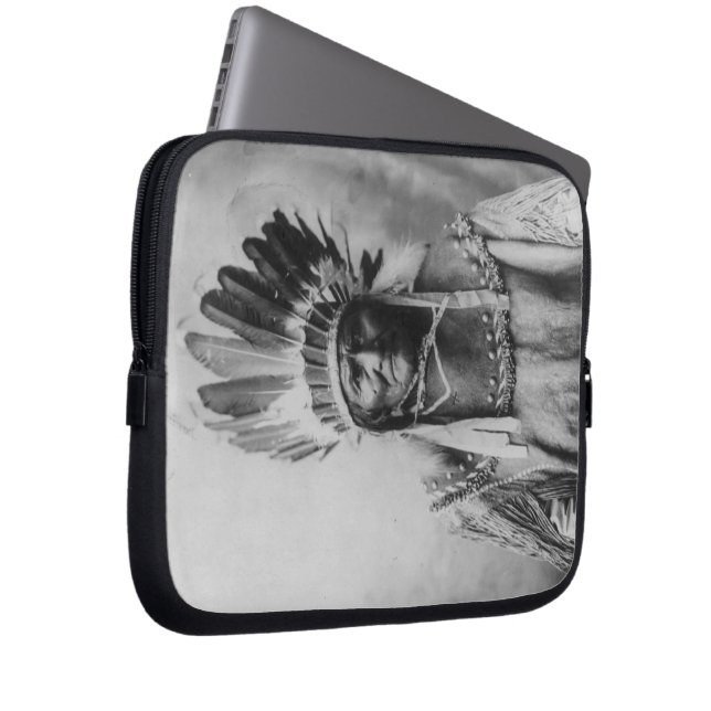 "Geronimo met Headdress" Laptop Sleeve (Voorkant Rechts)