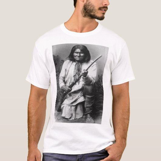 "Geronimo met Pistool bij de Klaar" T-shirt (Voorkant)