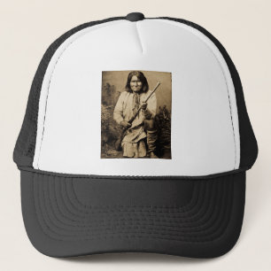 Geronimo met Rifle 1886 Trucker Pet