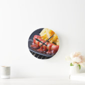 Gerooide worst en gekookte aardappelen ronde klok (Huis)