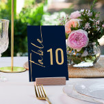 Geroteerde kalligrafie Navy Blauw Goud Script brui Kaart<br><div class="desc">Roterende kalligrafie Navy Blue en Gold Script bruiloft. Tabel is ingesteld in een stijlvol geroteerd script naar links en uw tabelnummer naar rechts. Personaliseer het nummer eenvoudig en voeg elk nummer afzonderlijk toe aan uw winkelwagentje wanneer u het wijzigt. Het zelfde ontwerp is aan de andere kant en zal gelijktijdig...</div>