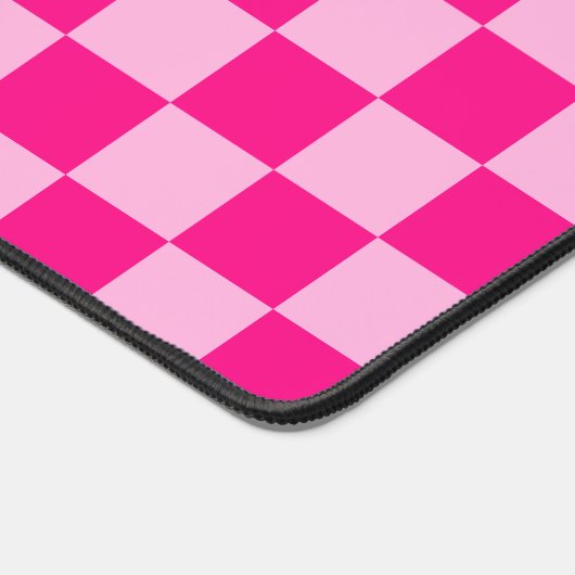 Geruit licht heet roze geometrische retro Monogram Bureaumat (Hoek)