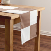 Geruit patroon in wit en Mocha Mousse Lange Tafelloper (Voorbeeld)